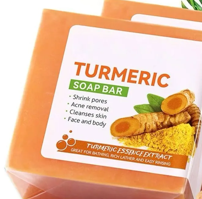 Le savon au curcuma dans son emballage, tel qu'il est livré.